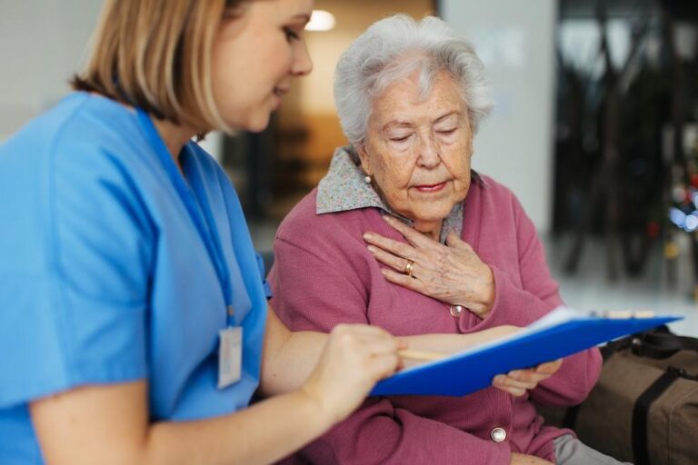 Agresividad en pacientes con demencia: Causas y soluciones