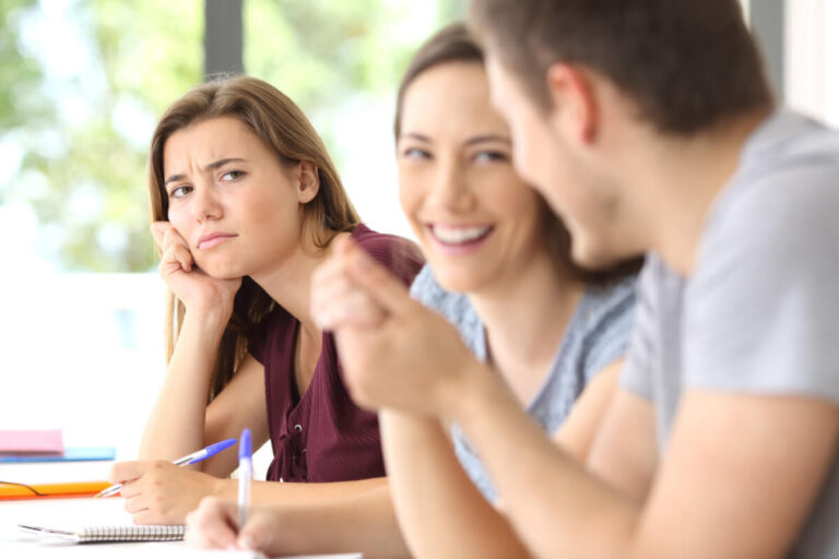Amigos envidiosos: Cómo lidiar con su envidia y protegerte