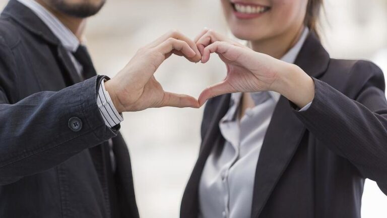 Avanza Málaga: Cómo los horarios laborales afectan el amor