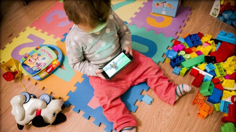 Bebés y pantallas: Cómo afecta el desarrollo infantil