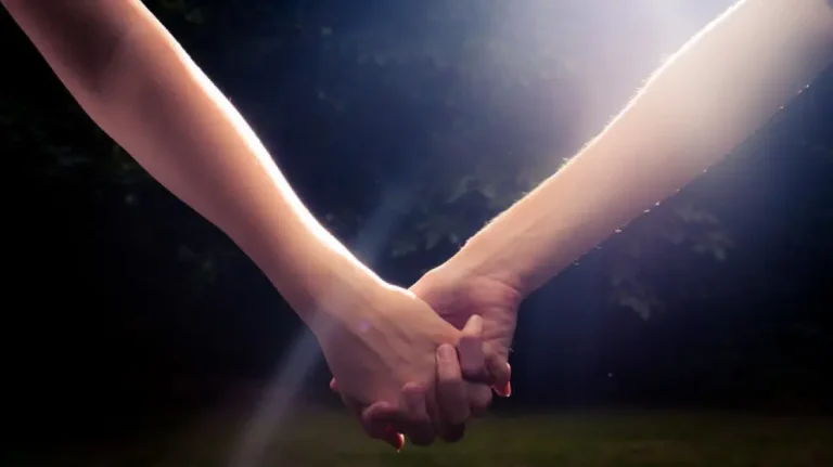 Cogerse de las manos: Deberías hacerlo con tu pareja