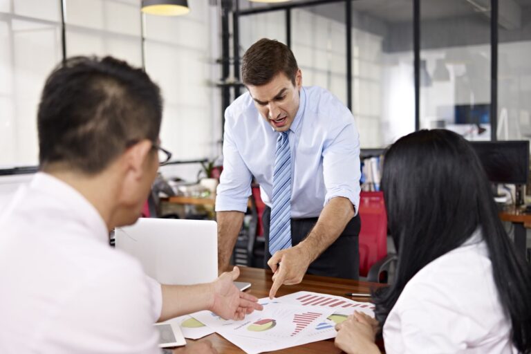Cómo confrontar a un jefe matón: 4 estrategias efectivas