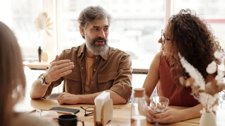 Cómo pueden las personas curiosas mejorar sus relaciones