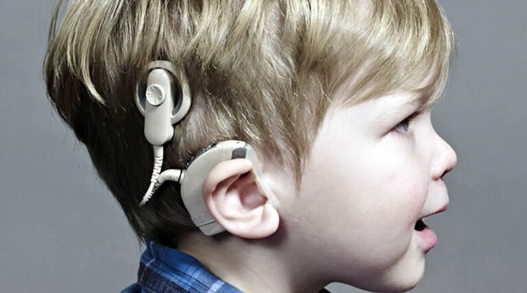 Cómo se comporta un niño con problemas de audición