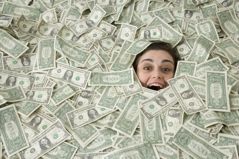 El dinero realmente incrementa la felicidad y autoestima.