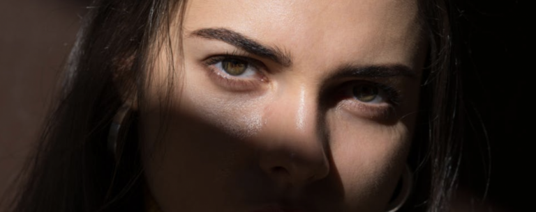 Entrecerrar los ojos: El lenguaje corporal y su significado