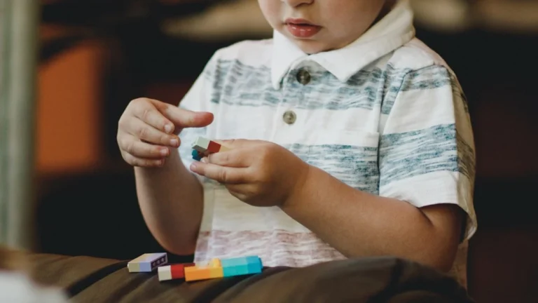 Es posible encontrar la felicidad tras una infancia difícil.
