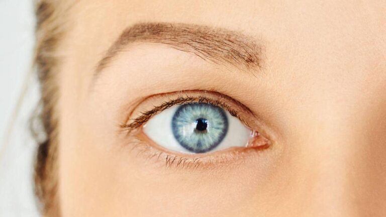 Esclerótica blanca: el blanco de tus ojos revela tu conexión