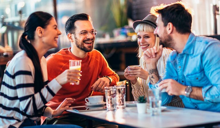Estar con amigos: Cómo hacer nuevos lazos en la adultez