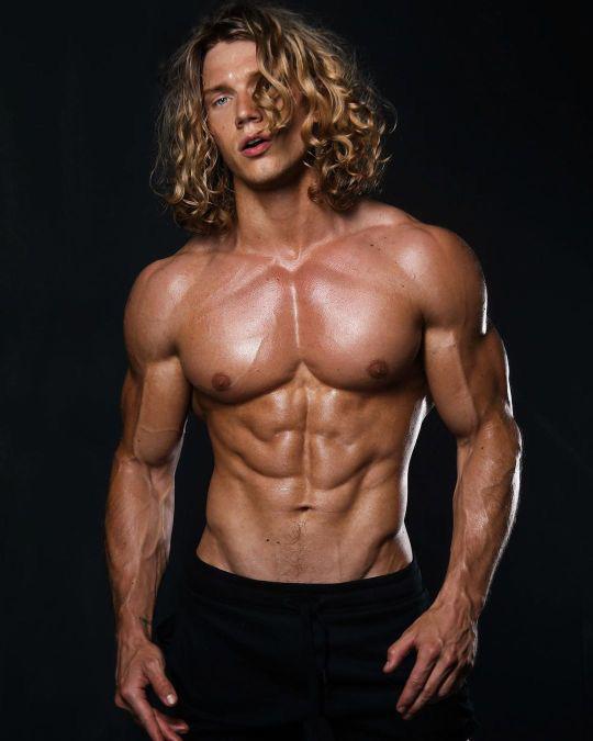 Gay Muscle Men: La Búsqueda de la Perfección Corporal