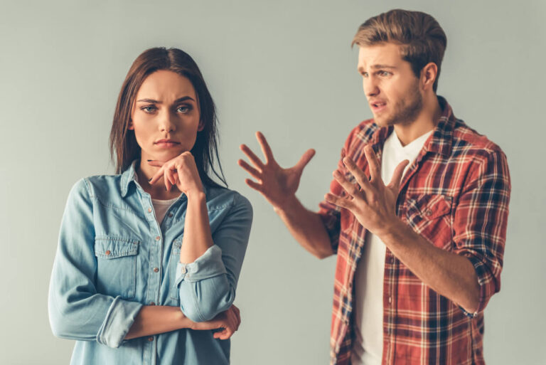 Hábitos de personas amargadas que te harán sentir amargada