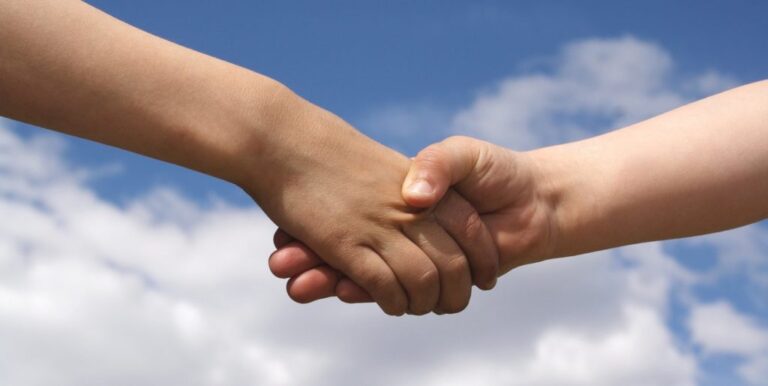 Hand Shaking: El Arte de Conectar a Través del Contacto