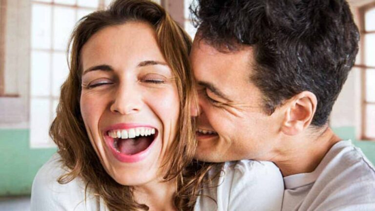 Hombres enamorados: por qué suelen decir «te amo» primero