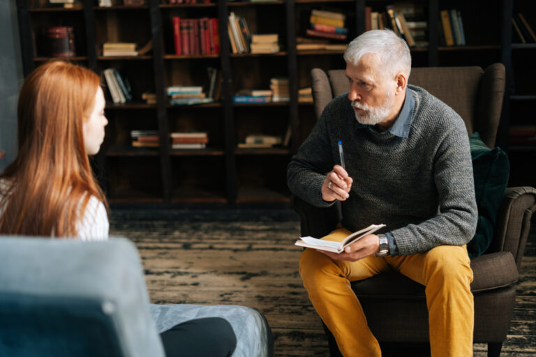 La autorrevelación fortalece las relaciones interpersonales.