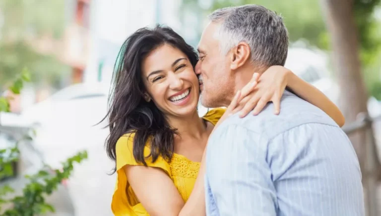 Mujeres con hombres más mayores: Por qué esta tendencia