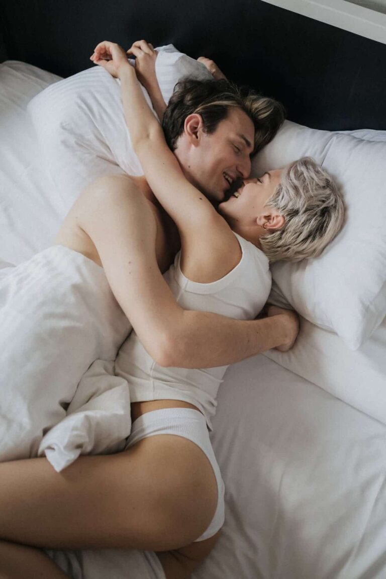 Pareja teniendo sexo: Quién decide cuándo se detiene la pasión