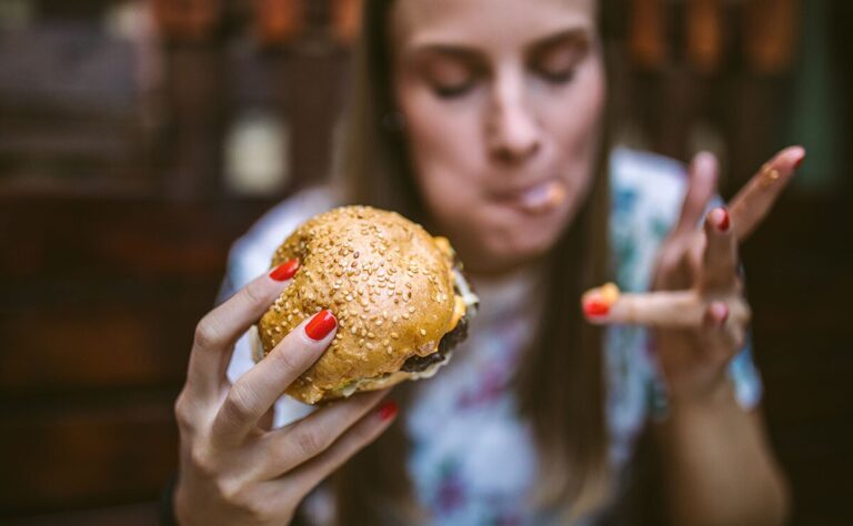 ¿Por qué el estrés provoca comer en exceso por productos químicos?