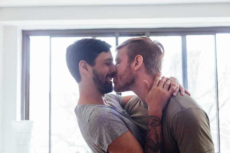Pueden hombres heterosexuales explorar relaciones con hombres