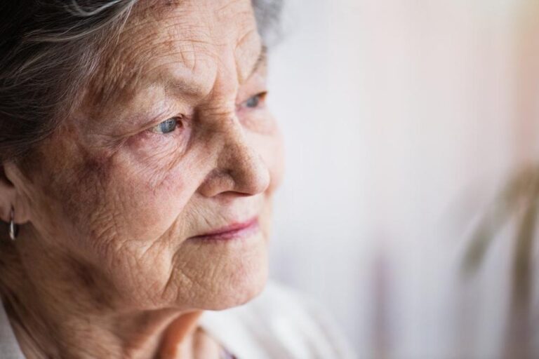 Qué causa la pérdida de memoria repentina en adultos