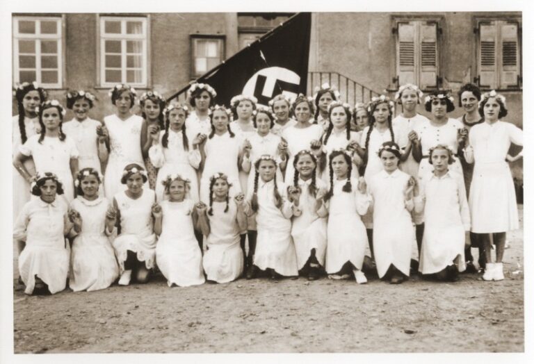Qué historia tiene la apropiación nazi de la esvástica