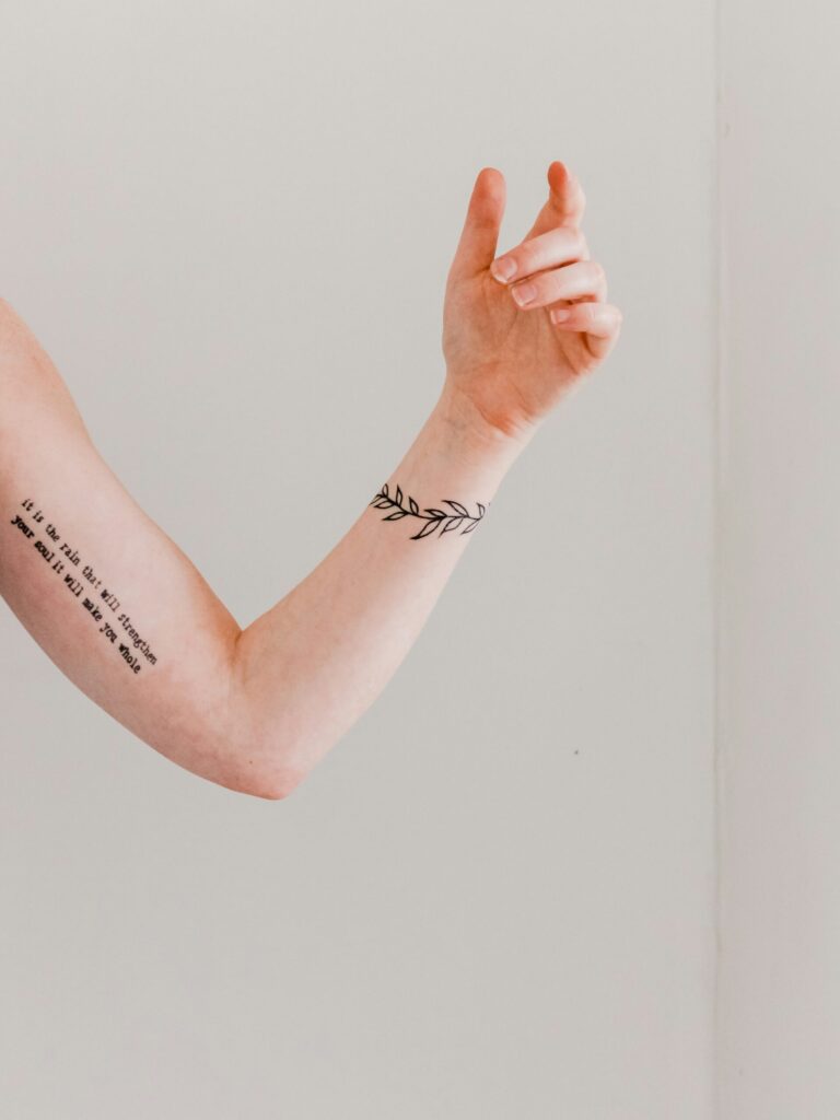 Se deben desmitificar los estigmas sobre los tatuajes en mujeres.